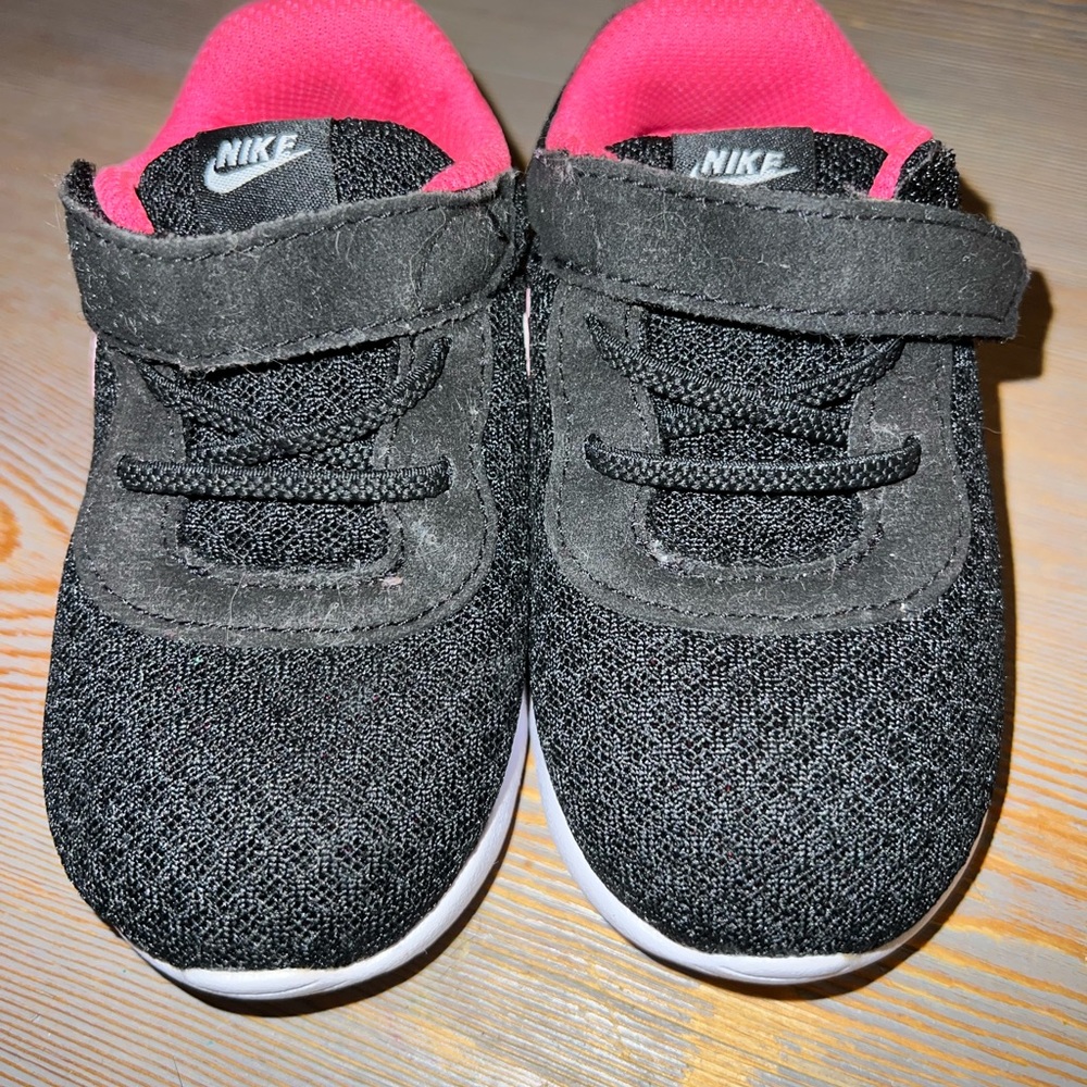 Nike Black & Pink Toddler Girls Shoes 6c